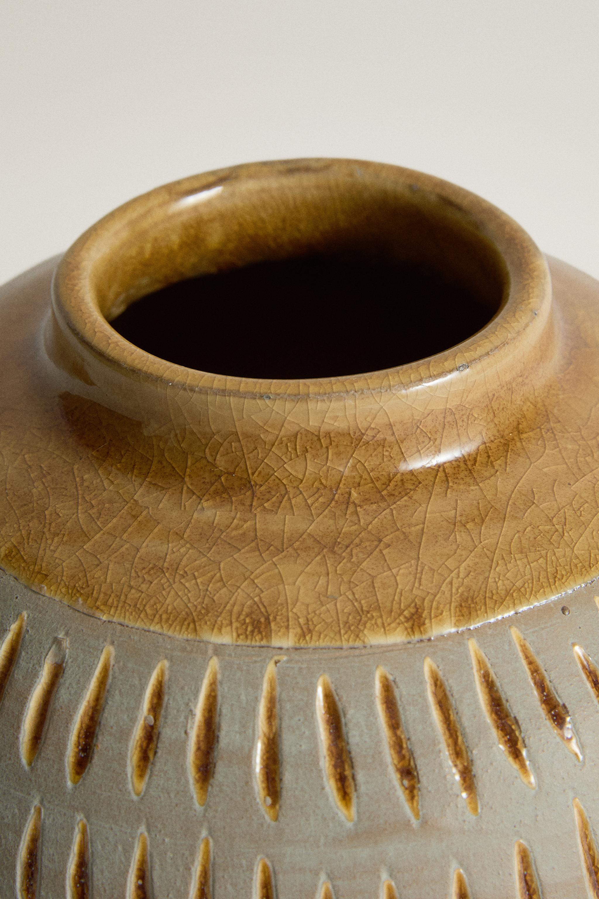 ROUND DECORATIVE CERAMIC VASE